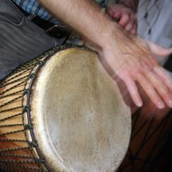 Les rythmes traditionnels du djembé : Plongée au cœur des rythmes africains authentiques