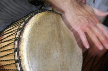 Les rythmes traditionnels du djembé : Plongée au cœur des rythmes africains authentiques